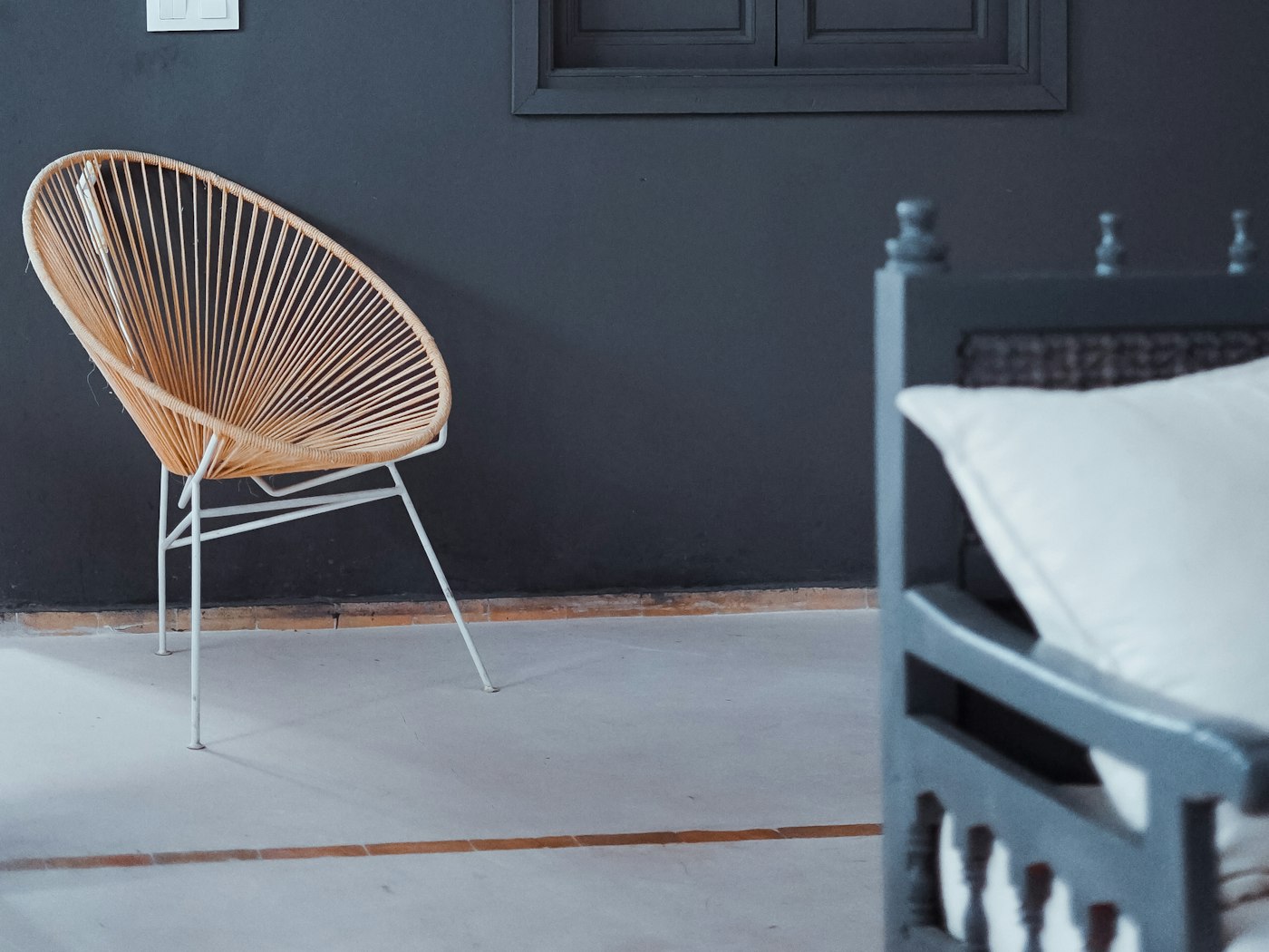 Mảng tường màu đá phiến đêm sau khu vực ngồi